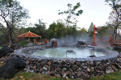 45℃溫泉小鎮的地理位置與溫泉設備技術研發